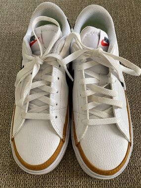 Women’s Nike Legacy court tennis shoes 6.5